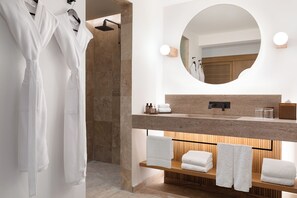 Dusche, kostenlose Toilettenartikel, Haartrockner, Bademäntel