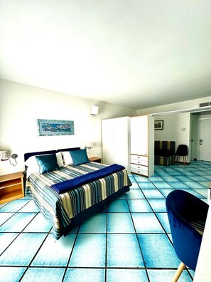 Minibar, caja fuerte, escritorio y sistema de insonorización