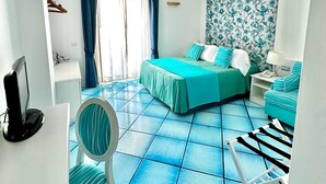 A room with a bed, a desk, a chair, and a small table. - Hotel Le Fioriere (Praiano)