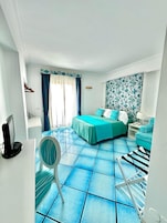 Habitación con 1 cama doble o 2 individuales, balcón, vistas al mar | Minibar, caja fuerte, escritorio y sistema de insonorización