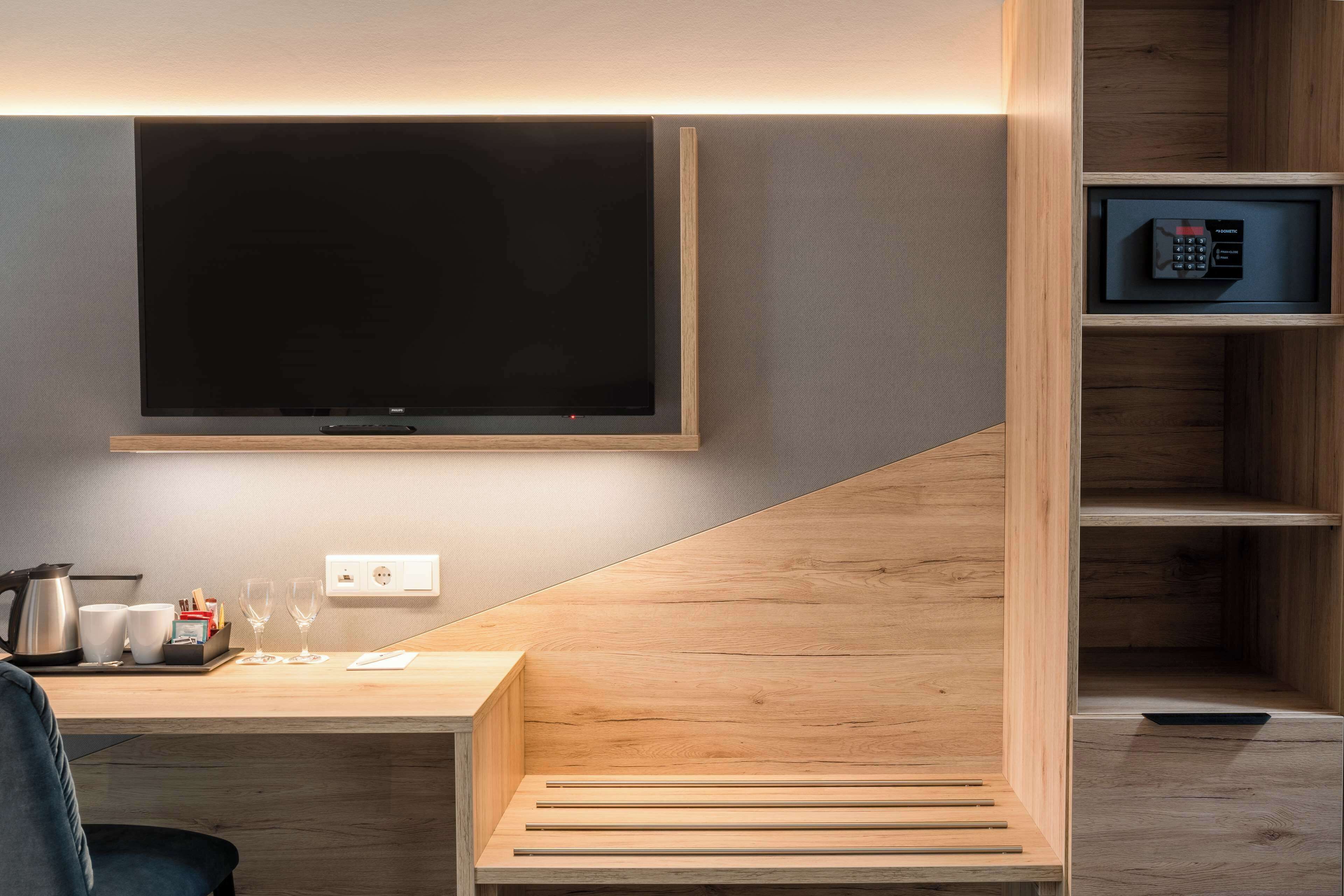 Safe på rommet, skrivebord, blendingsgardiner og lydisolert