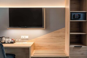 Een kluis op de kamer, een bureau, verduisterende gordijnen