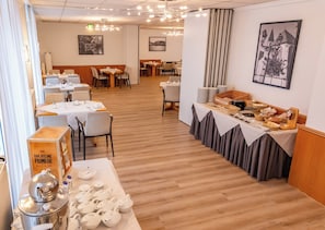 Bao gồm bữa sáng buffet hàng ngày