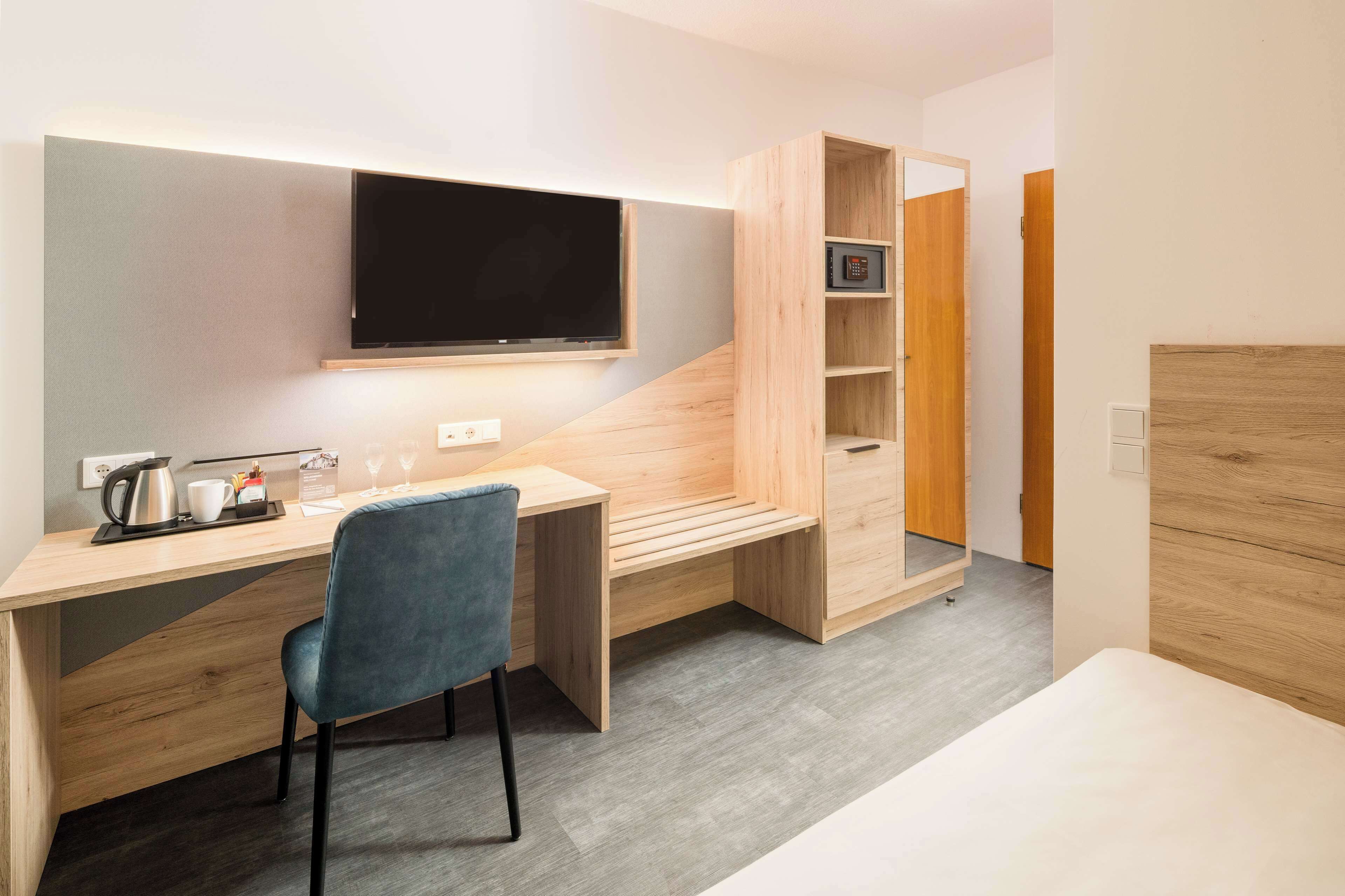 comfort room, 1 queen bed (quiet location) | in-room safe, desk, blackout curtains, soundproofing