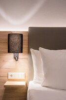 客房内保险箱、办公桌、遮光窗帘、隔音