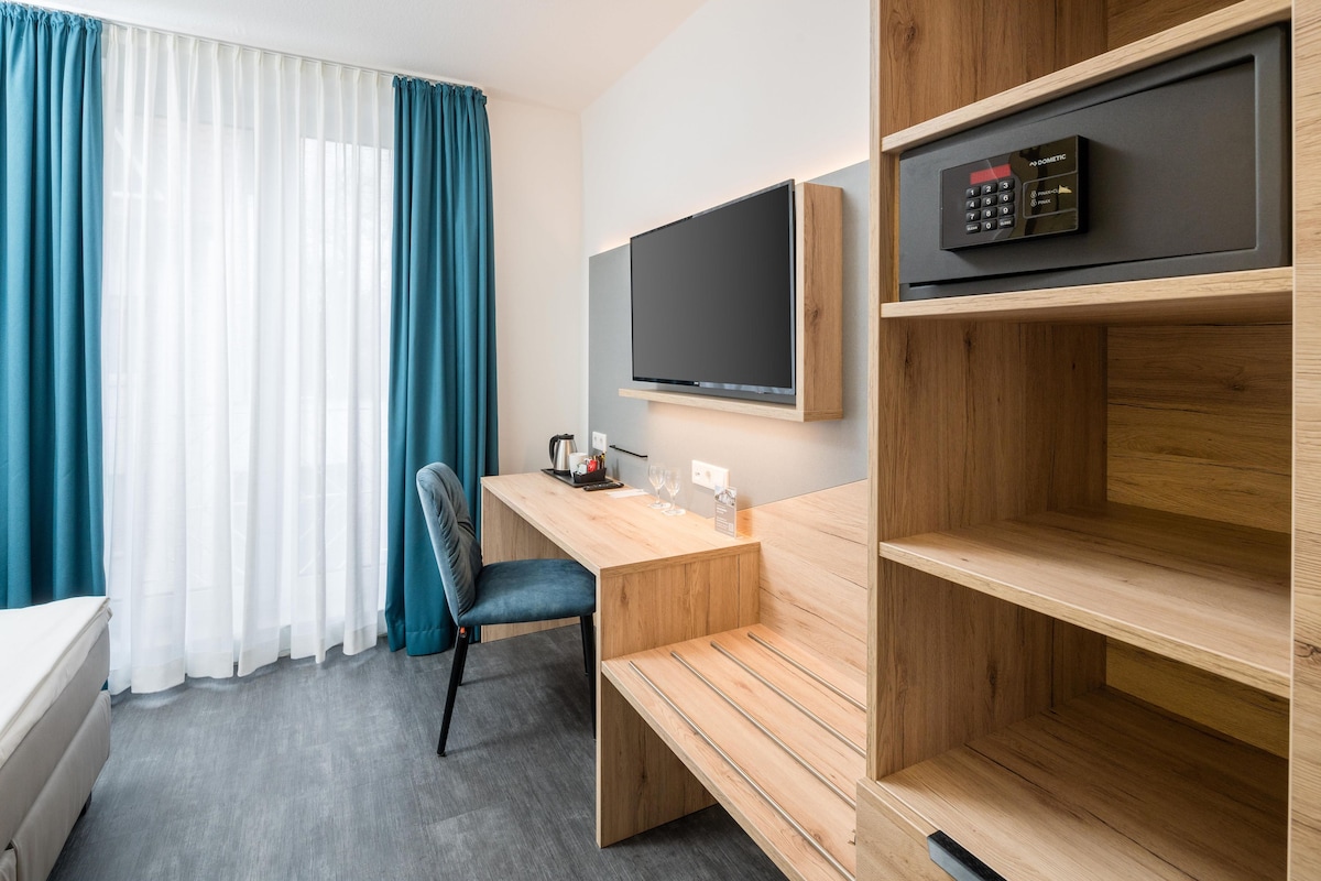 Rom – comfort, 1 queensize-seng (Quiet Location) | Safe på rommet, skrivebord, blendingsgardiner og lydisolert