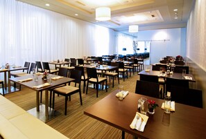 Tägliches Frühstücksbuffet (12 EUR pro Person)