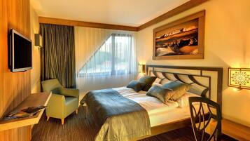 Deluxe Double Room | Minibar, in-room safe, individually furnished, desk