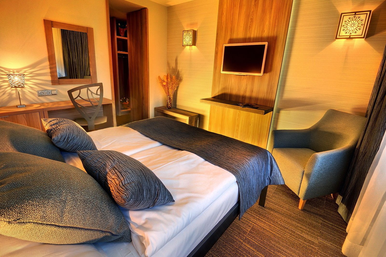 Deluxe Double Room | Minibar, in-room safe, individually furnished, desk