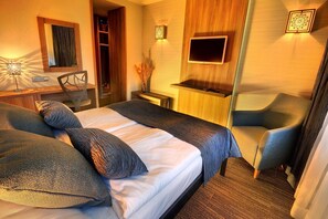 Habitación doble Deluxe | Minibar, caja de seguridad en la habitación y muebles diferentes 