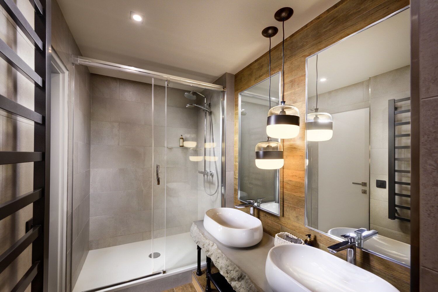 Phòng Suite | Phòng tắm | Vòi sen/bồn tắm kết hợp, máy sấy tóc, áo choàng tắm, khăn tắm 