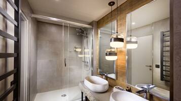 Suite | Bathroom | Combined shower/bathtub, hair dryer, bathrobes, towels