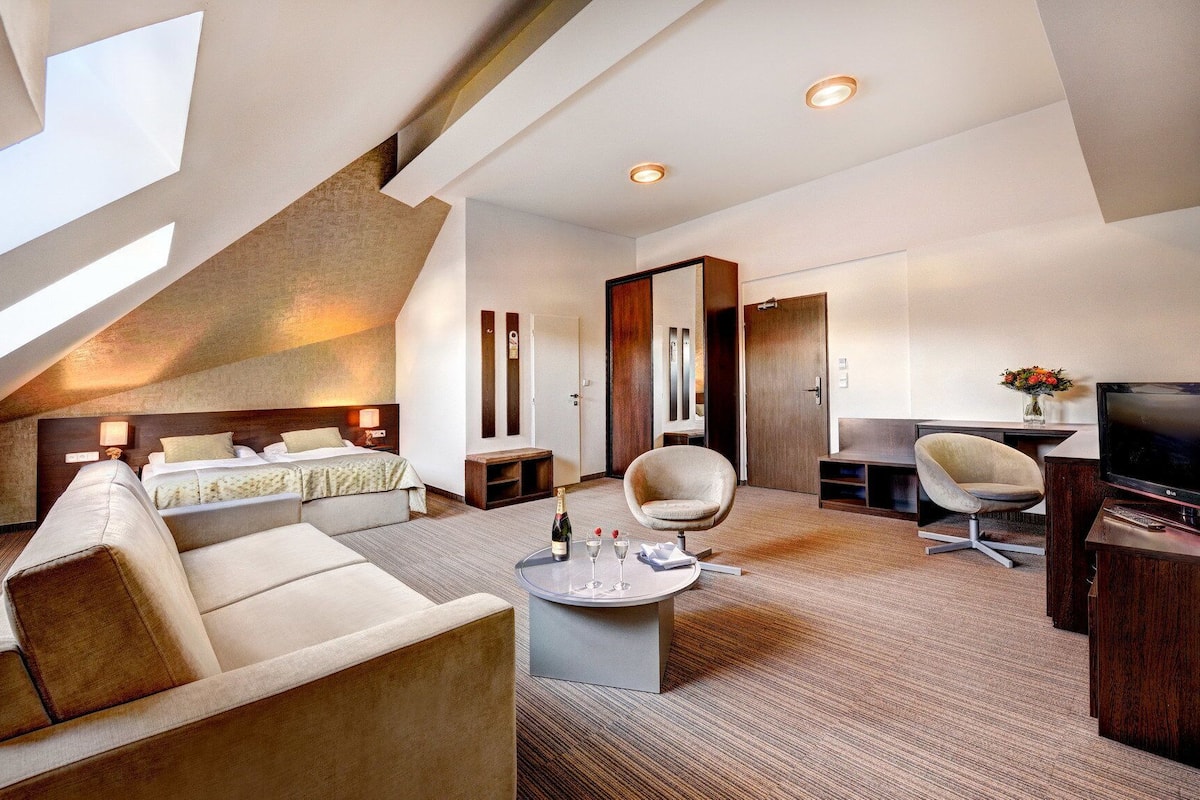 Minibar, coffres-forts dans les chambres, bureau, Wi-Fi gratuit