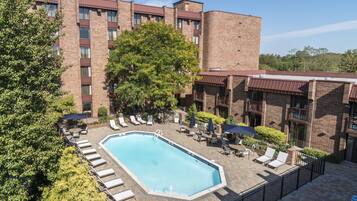 Sisäuima-allas ja ulkouima-allas avoinna 6.00–22.00, ilmaisia cabañoita