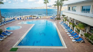 Indoor pool, 2 outdoor pools