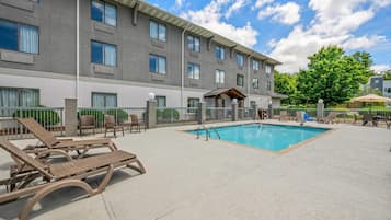 Outdoor pool, pool loungers