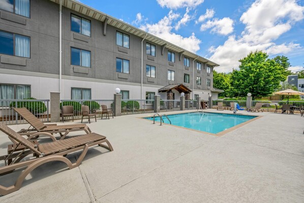 حمّام سباحة خارجي، مقاعد للتشمس