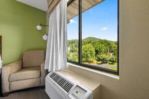 Tabla de planchar con plancha, cunas, wifi gratis y ropa de cama 