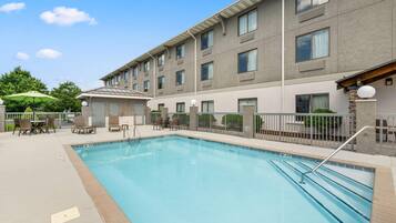 Outdoor pool, pool loungers