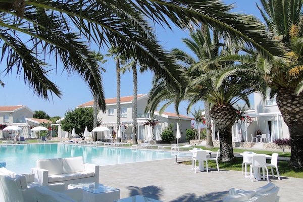 Piscina externa, guarda-sóis, espreguiçadeiras