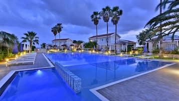 Piscine extérieure, parasols de plage, chaises longues