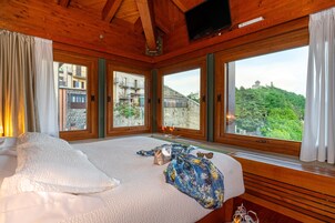 Premium bedding, down comforters, minibar, in-room safe