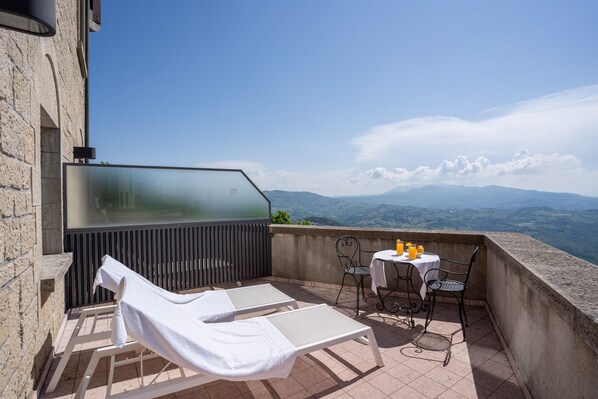 Ylelliset vuodevaatteet, untuvapeitot, minibaari, tallelokero huoneessa