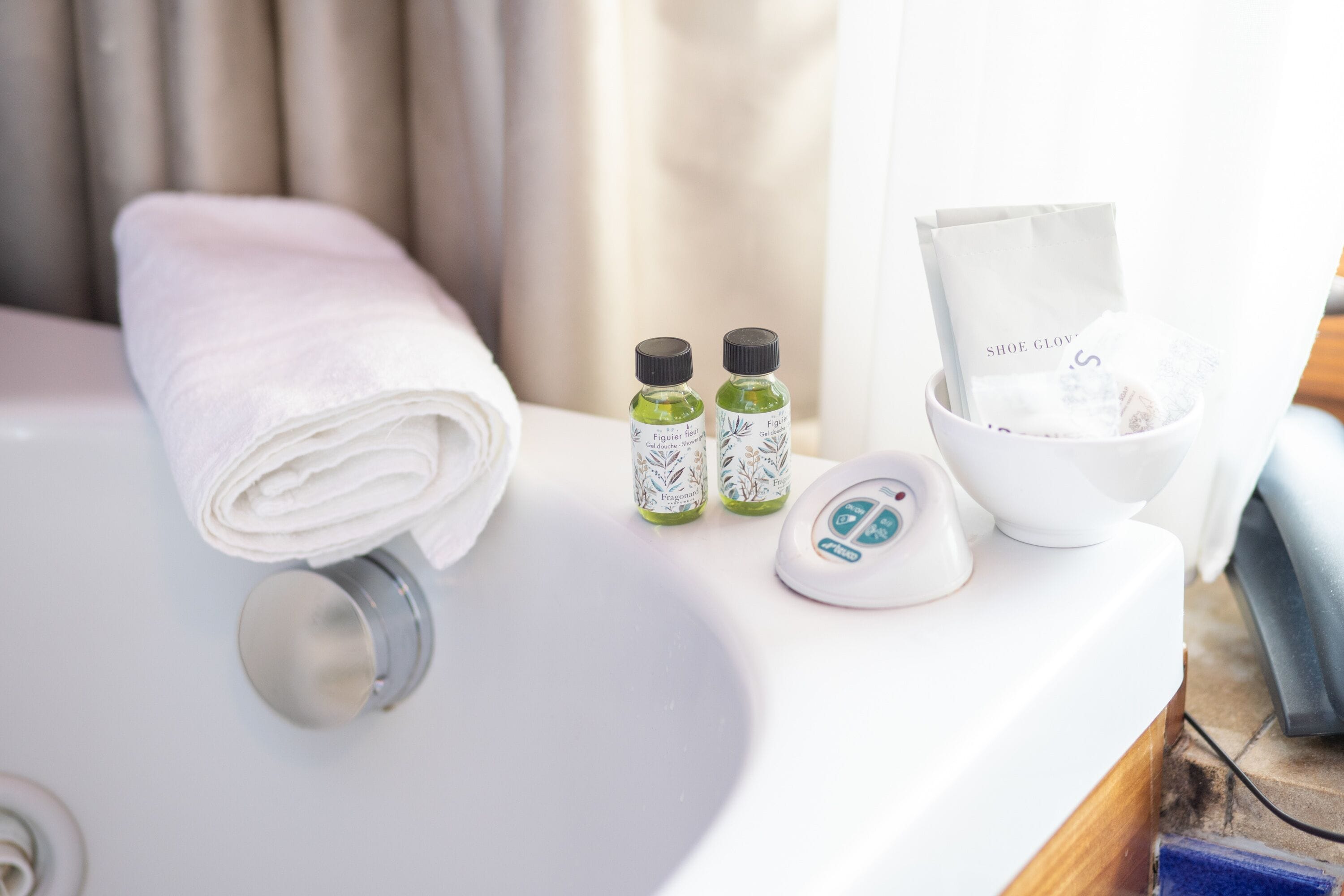 deluxe room, jetted tub, mountain view | bathroom | shower, eco-friendly toiletries, hair dryer, bidet