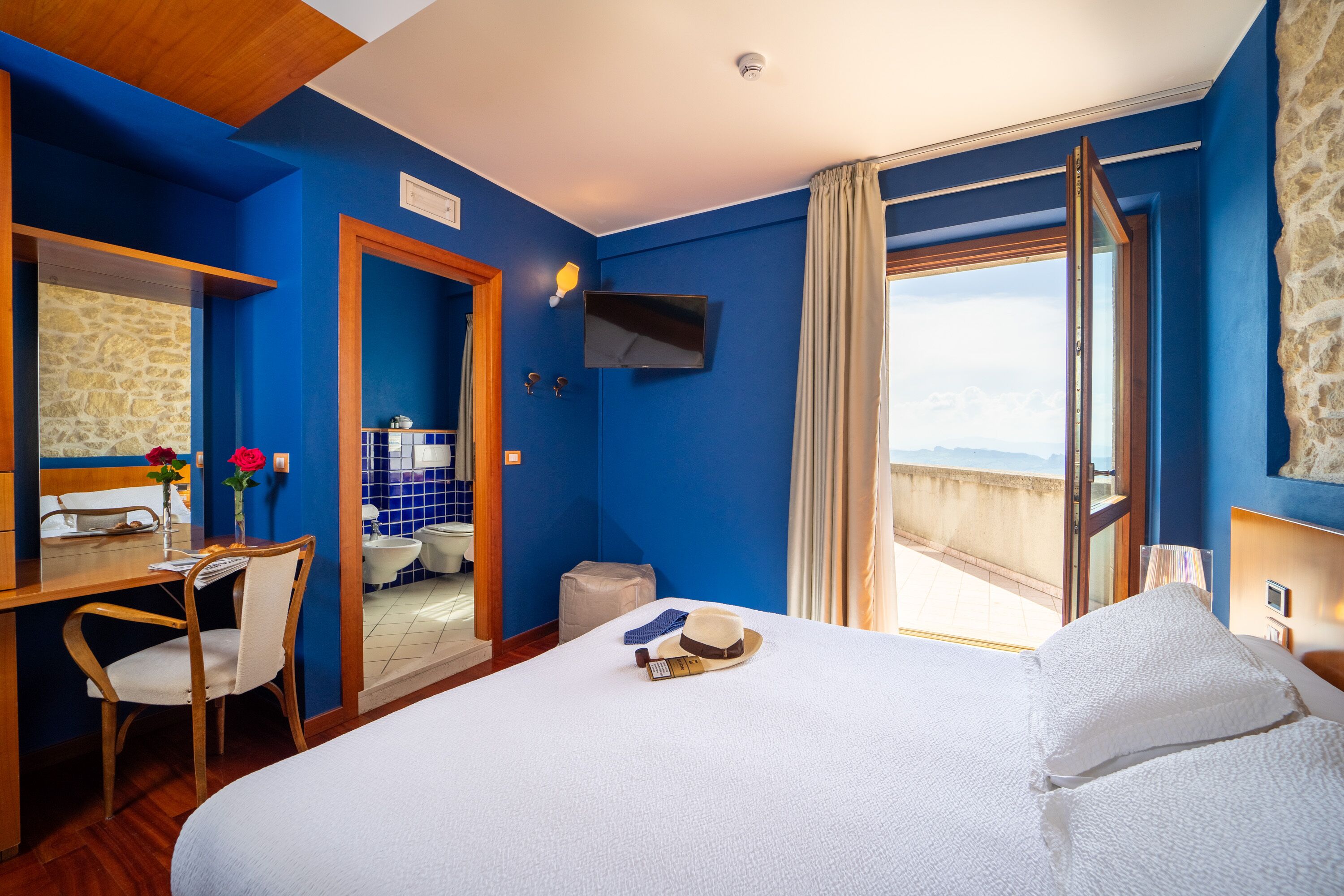 1 bedroom, premium bedding, down duvets, minibar