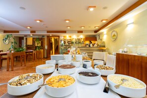 Petit déjeuner buffet (10 EUR par personne)
