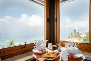 Chambre Deluxe, baignoire à jets, vue montagne | Literie de qualité supérieure, couette en duvet d'oie, minibar