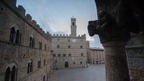 A historic building with a central tower and arched windows. - Hotel Foresteria Volterra (Volterra)