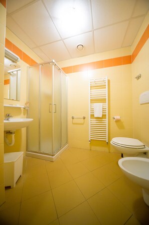 Shower, free toiletries, hair dryer, bidet - Hotel Foresteria Volterra (Volterra)