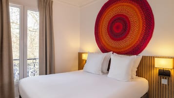 Tweepersoonskamer | Een bureau, een laptopwerkplek, verduisterende gordijnen