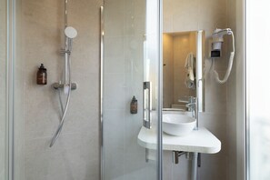 Dusche, Regendusche, kostenlose Toilettenartikel, Haartrockner