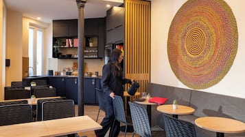 Desayuno buffet diario (EUR 10.50 por persona)