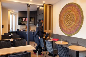 Café da manhã com buffet todos os dias (EUR 10.50 por pessoa) 