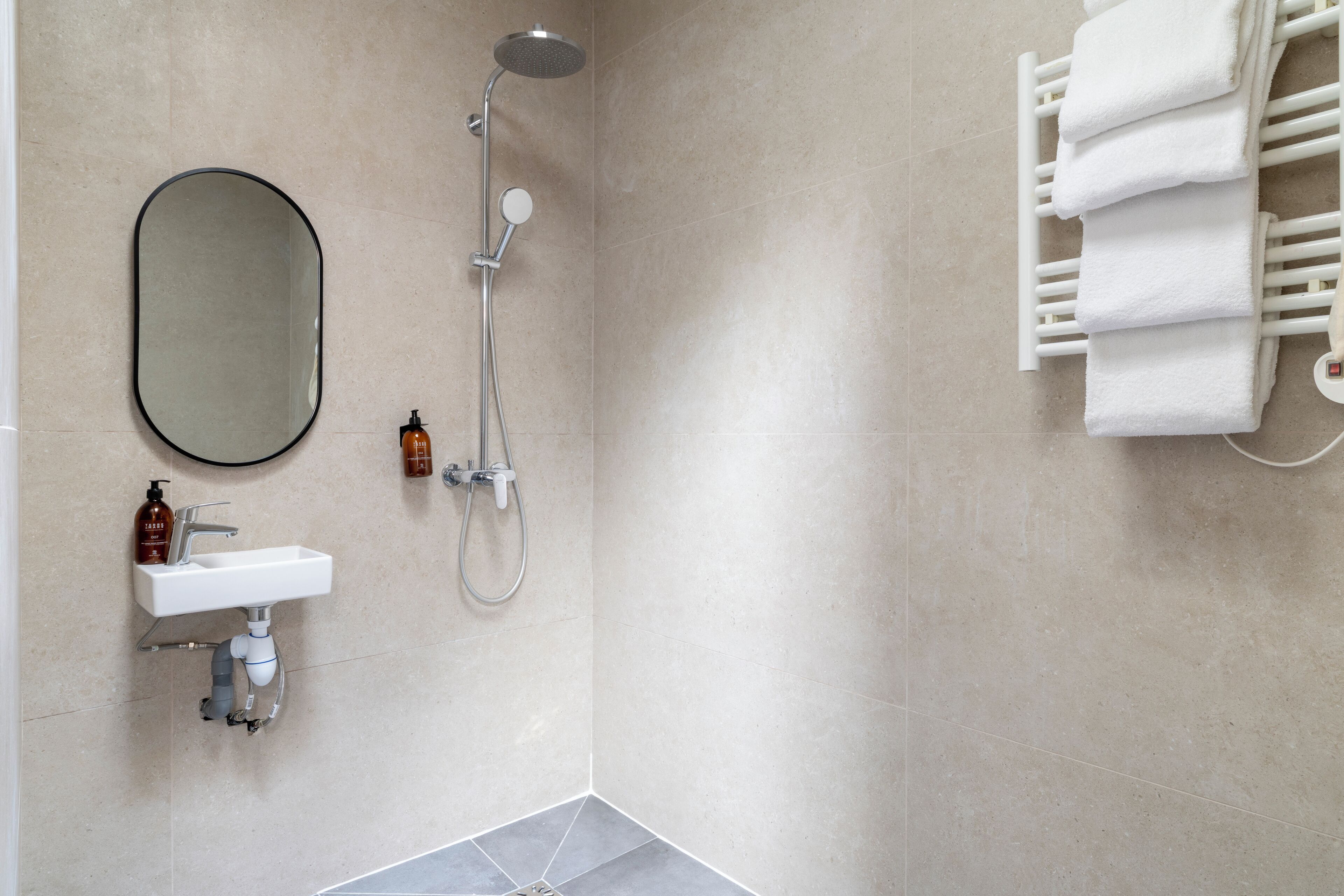 famille | bathroom | shower, rainfall showerhead, free toiletries, hair dryer