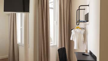Escritorio, espacio para trabajar con laptop y cortinas blackout