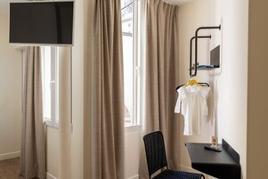 Famille | Escrivaninha, espaço de trabalho para notebook, cortinas blackout