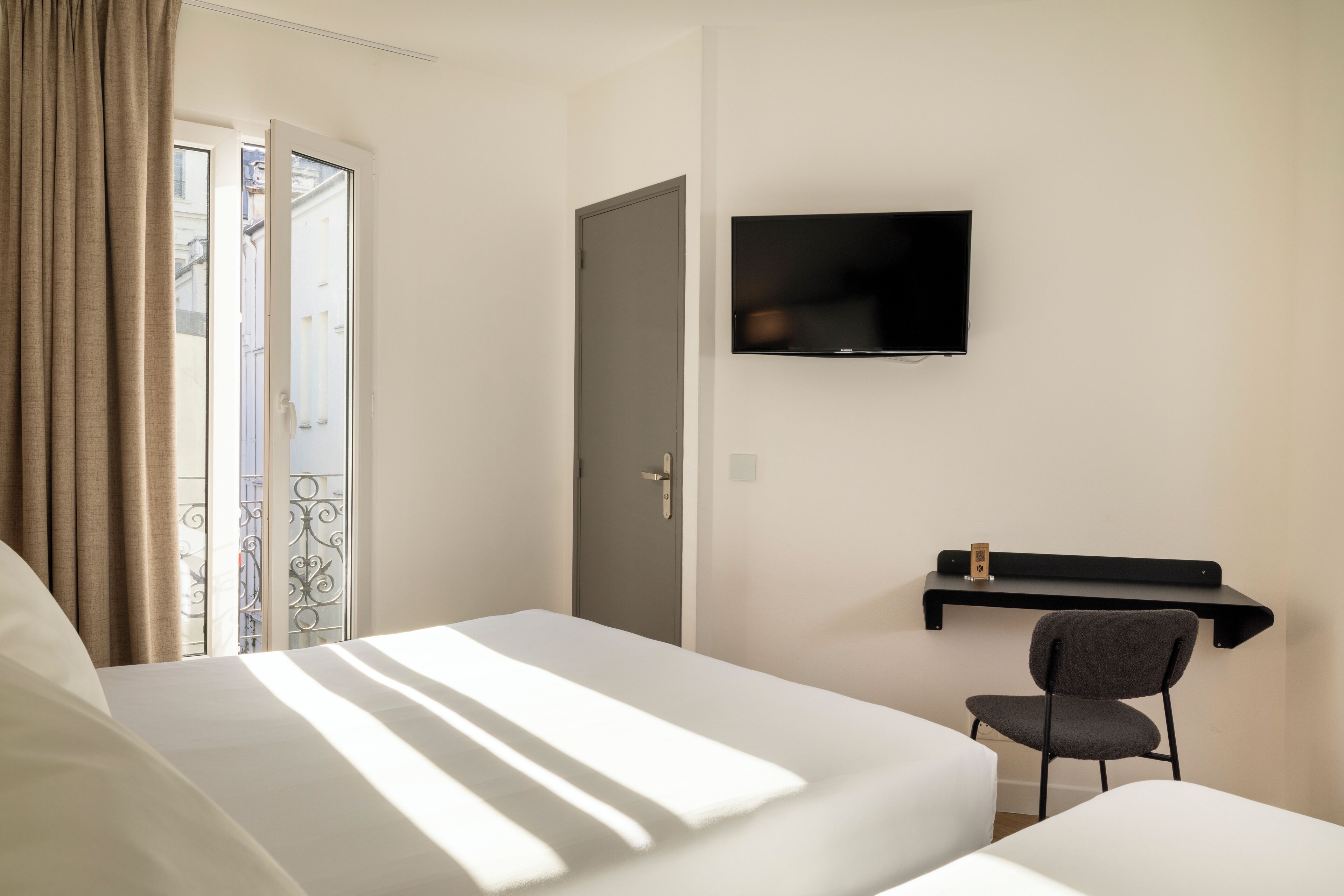 triple room | desk, laptop workspace, blackout curtains, soundproofing