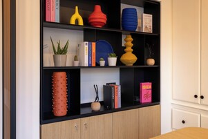 Une bibliothèque agrémentée de divers objets décoratifs et de livres.