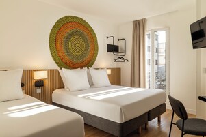 트리플룸 | 책상, 노트북 작업 공간, 암막 커튼, 방음 설비