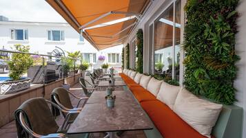 Mittagessen, Abendessen, internationale Küche, Blick auf den Pool