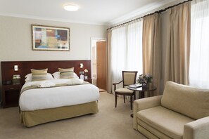 Hypo-allergenic bedding, pillow-top beds, in-room safe, desk - The Savoy Jersey (St. Helier)