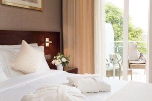 Hypo-allergenic bedding, pillow-top beds, in-room safe, desk - The Savoy Jersey (St. Helier)