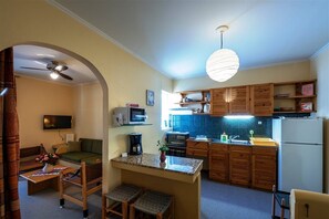 Tủ lạnh, bếp nấu, dụng cụ pha cà phê/trà, ghế cao cho trẻ em 