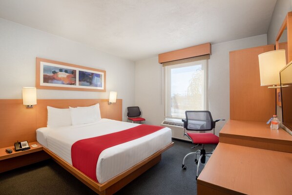 Escritorio, espacio para trabajar con laptop y cortinas blackout 