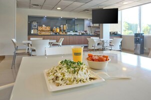 Desayuno completo gratuito y diario