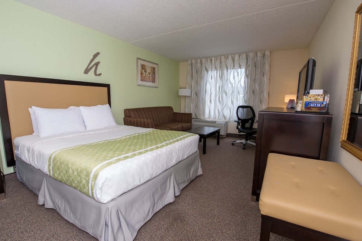 Standard Room, 1 Queen Bed | Desk, iron/ironing board, free WiFi, bed sheets